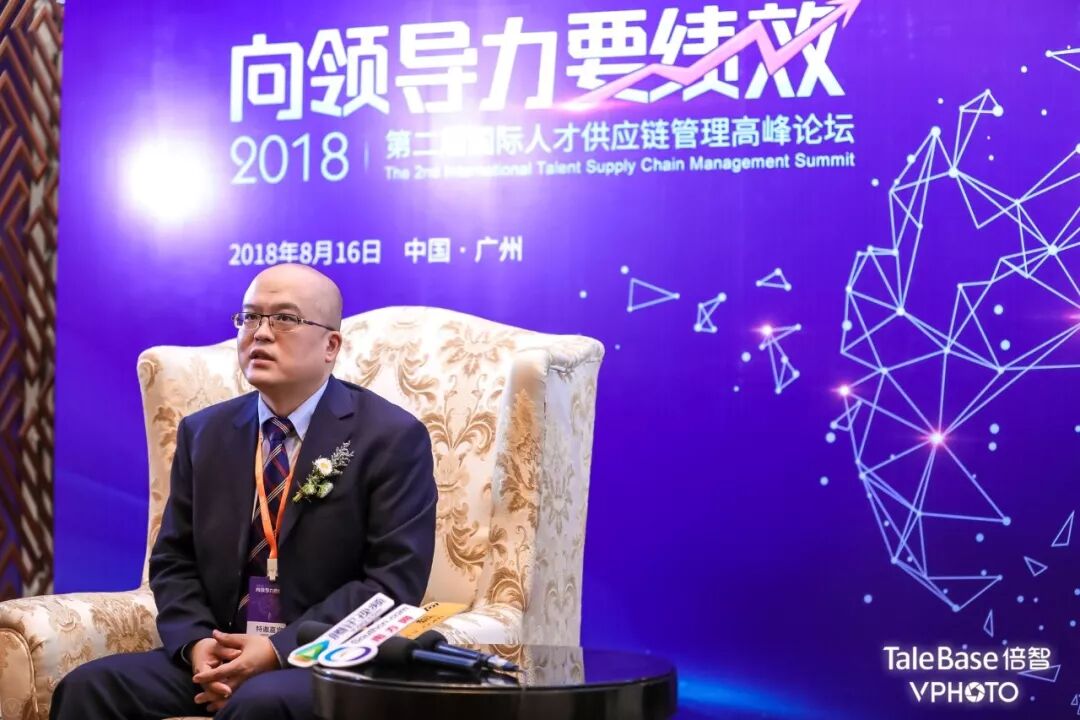 向领导力要绩效主题演讲页照片
